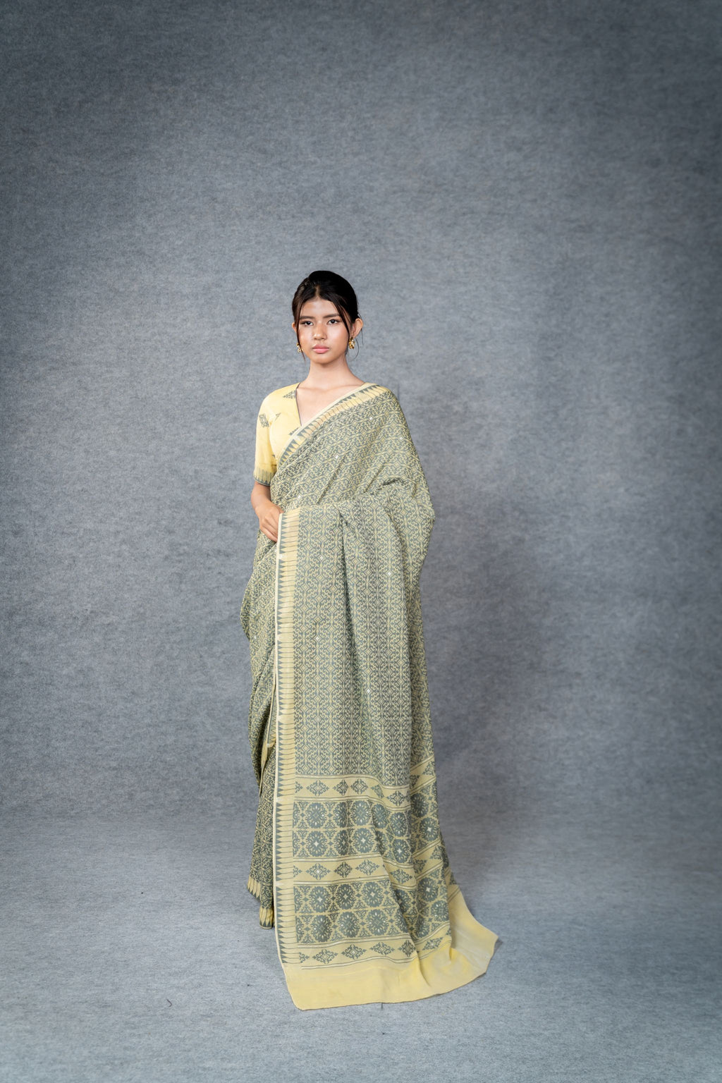 Marei Pareng Saree – Gold Grey