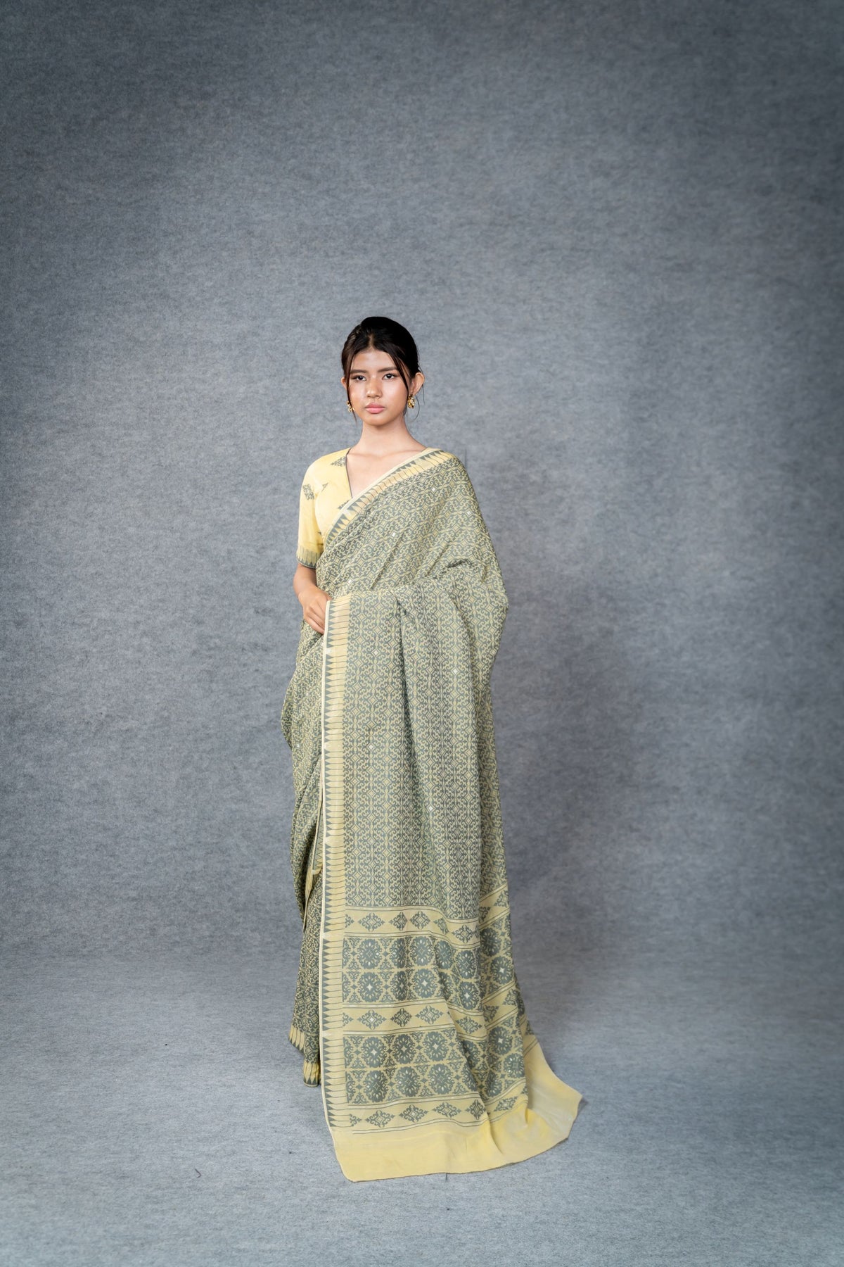 Marei Pareng Saree – Gold Grey