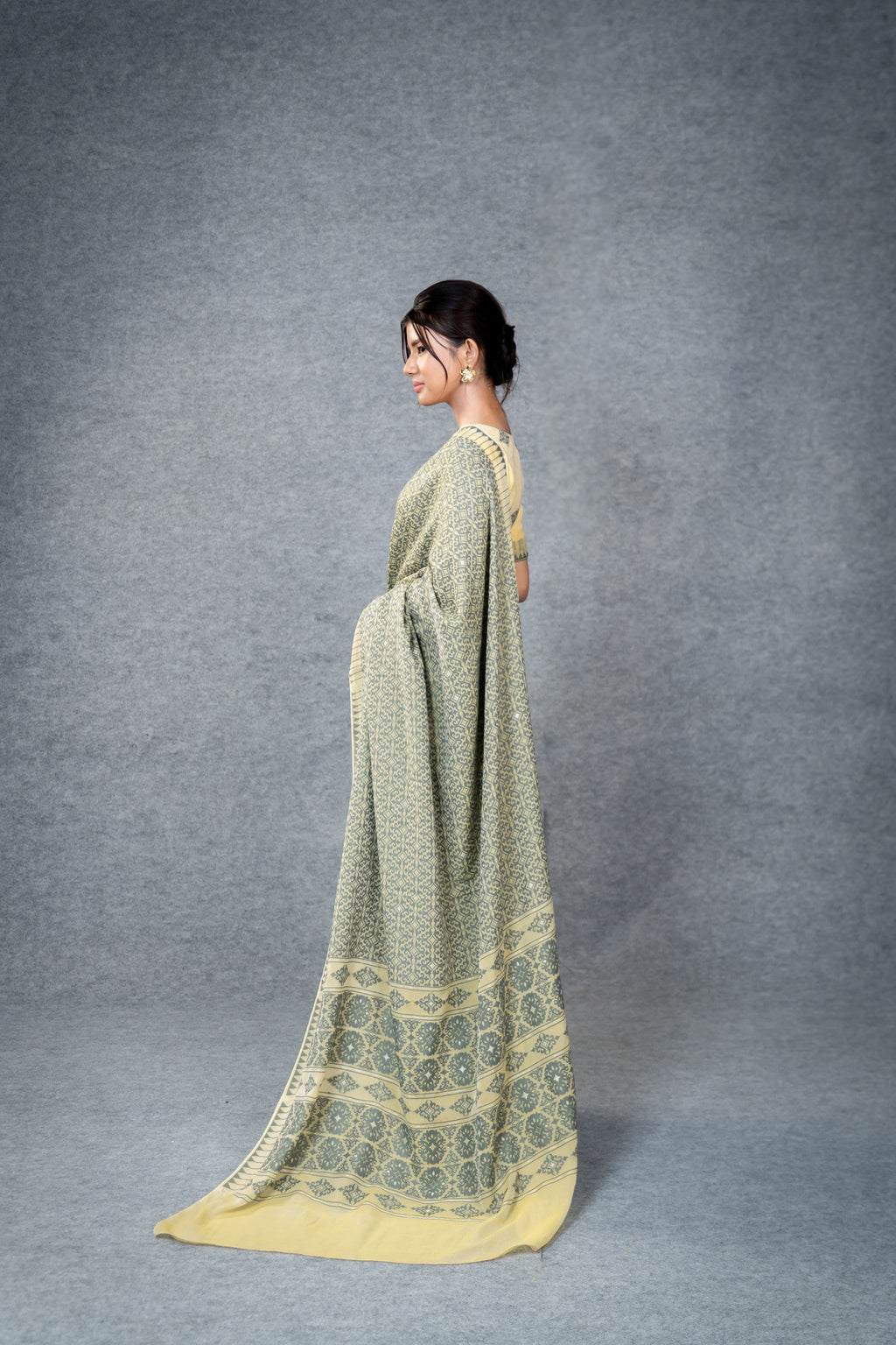 Marei Pareng Saree – Gold Grey