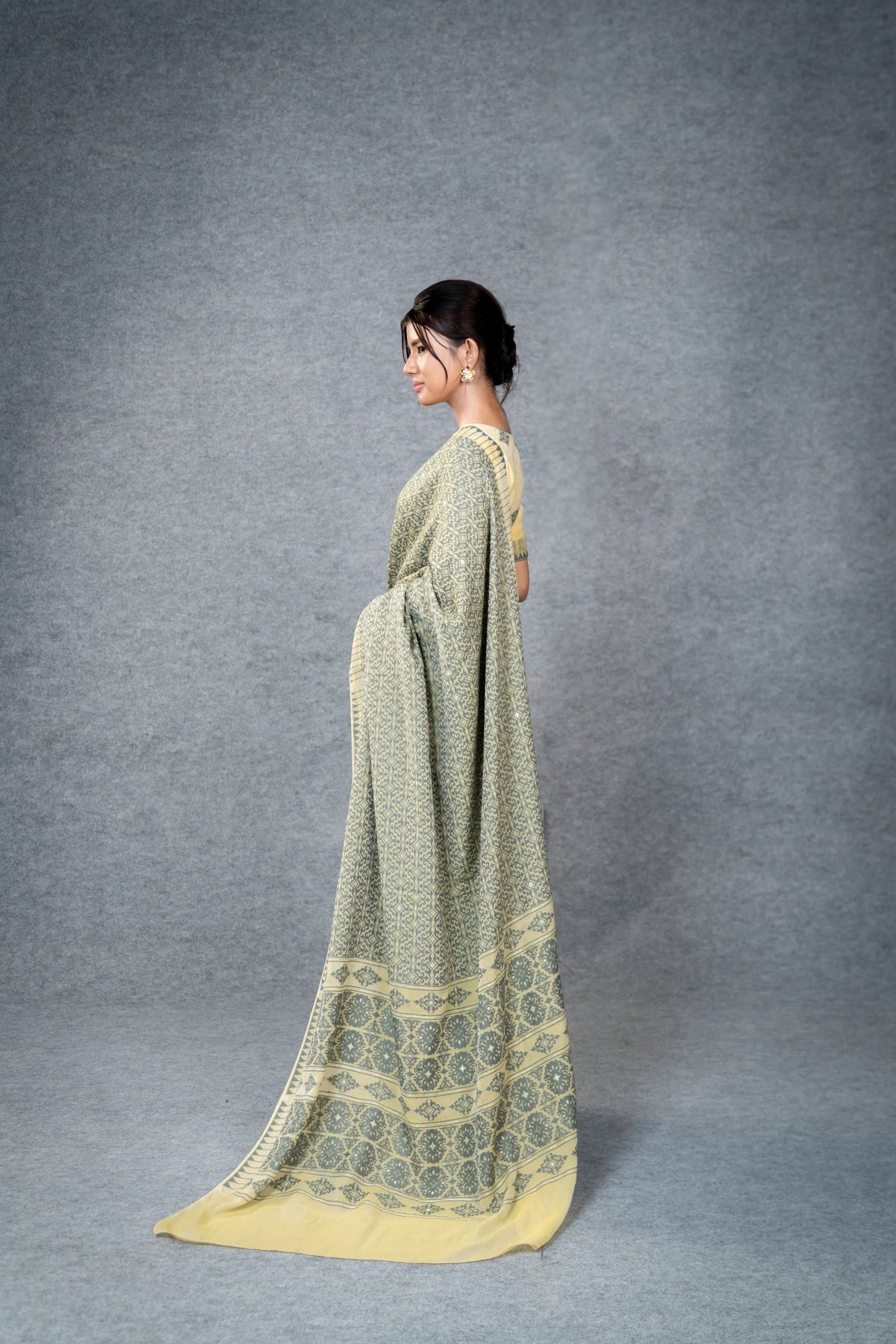 Marei Pareng Saree – Gold Grey
