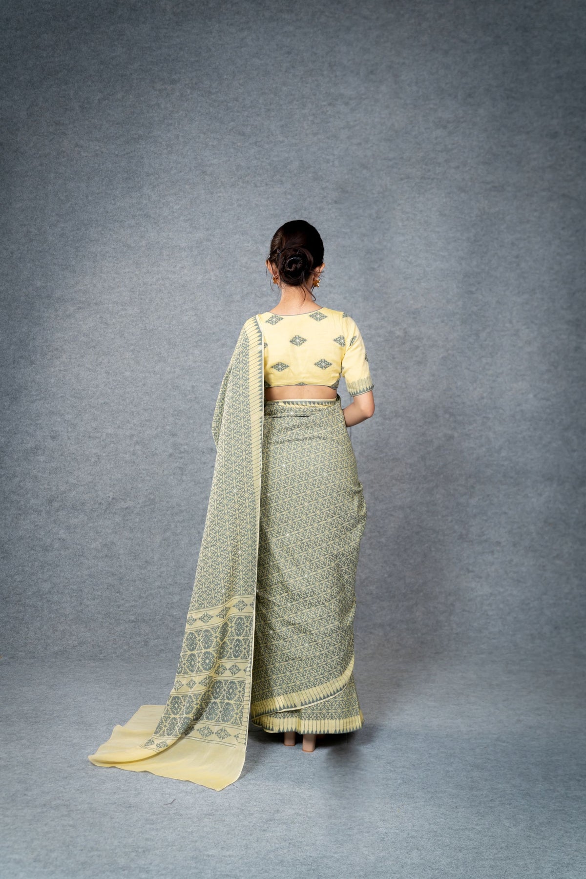 Marei Pareng Saree – Gold Grey