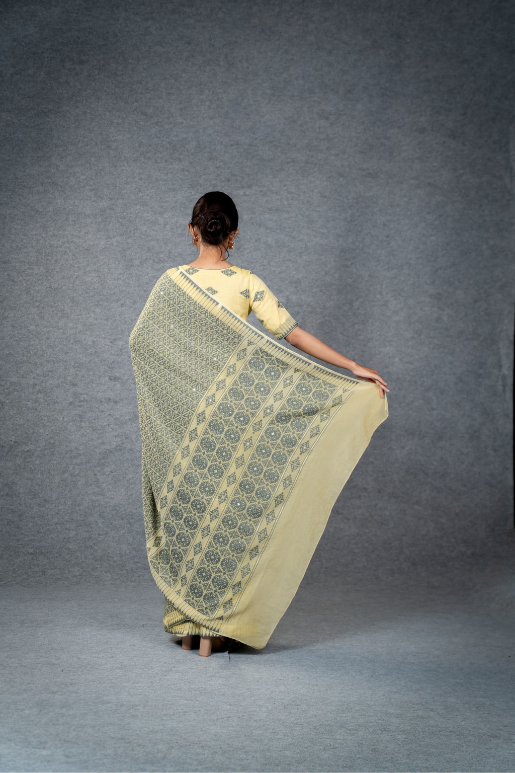 Marei Pareng Saree – Gold Grey
