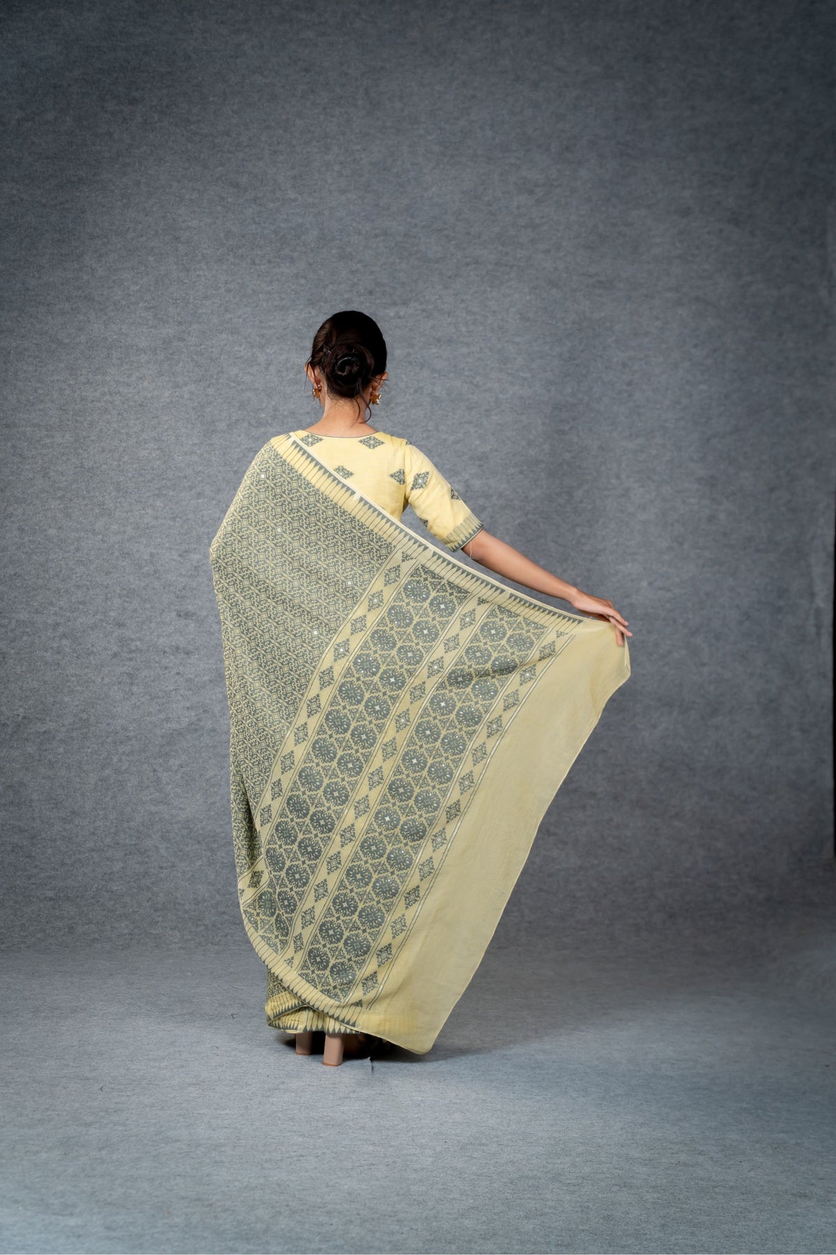 Marei Pareng Saree – Gold Grey